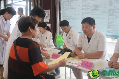 荣盛·江南锦苑举办社区义诊活动，健康咨询服务暖人心