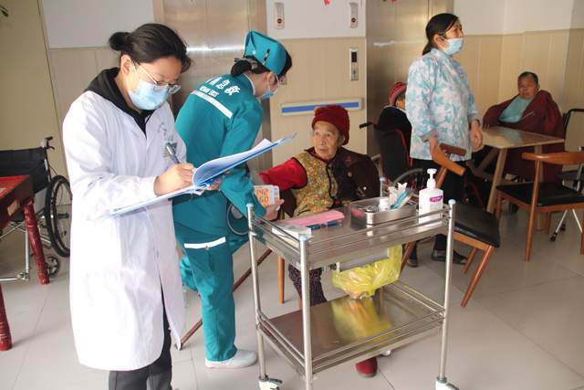 信阳市中医院“学雷锋·送健康”养老院志愿行 传承雷锋精神，护航银龄健康